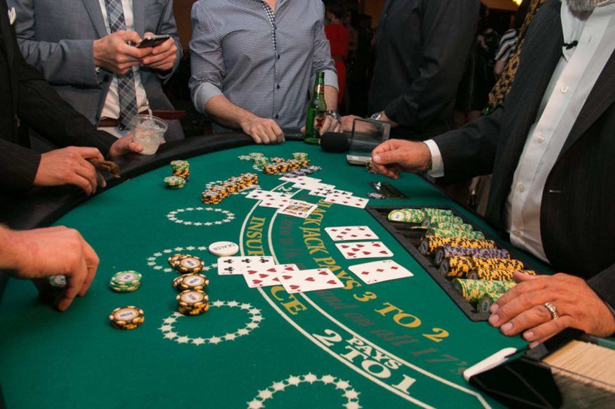 How to Host and Play Blackjack at Home