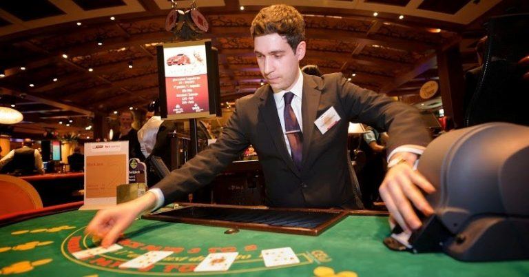 how much to tip casino cashier