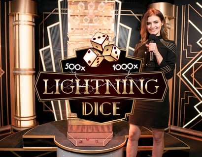 Live Dealerin steht in Lightning Dice von Evolution Gaming mit dem Mikrofon in der Hand und lacht in Kamera