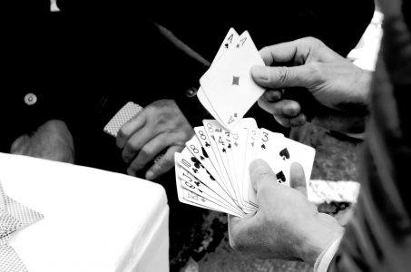 Männer spielen Karten Nahaufnahme Schwarzweiss