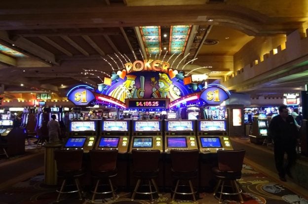 Casino mit Glücksspiel-Automat
