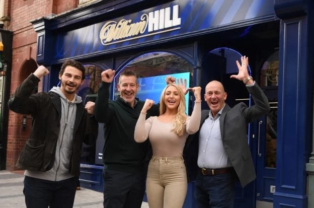 William Hill Wettbüro, vier Personen