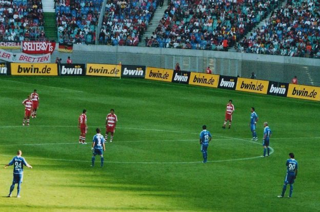 Fußballspiel mit Glücksspiel-Werbung