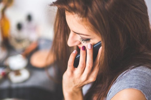 Frau am Telefon