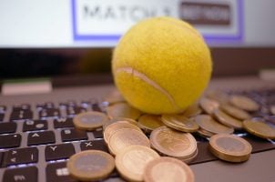 Tennisball, Geld, Internet