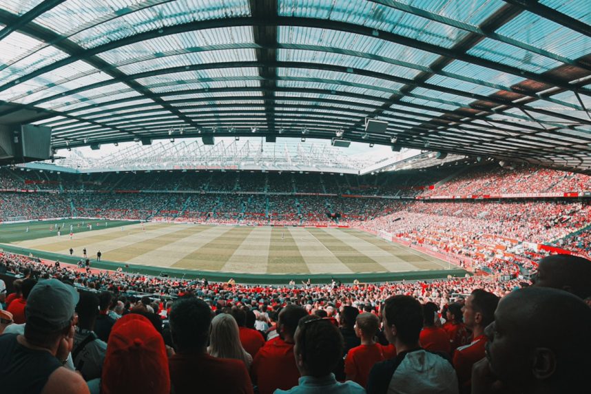 Auch Sponsoring im Stadion soll nachhaltiger werden (Bild: Unsplash/S. Regan-Asante) Fußballfans im Stadion