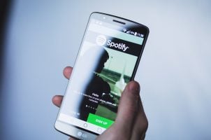 Handy mit Spotify-App