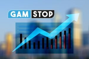 Gamstop-Logo vor Diagramm mit Kurve