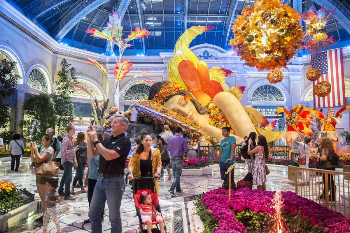 Las Vegas Officials Say 300K Visitors Expected for Thanksgiving Holiday