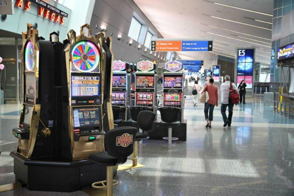 VIDEO: Vegas Airport Passenger Joneses for Slot Spin - Casino.org