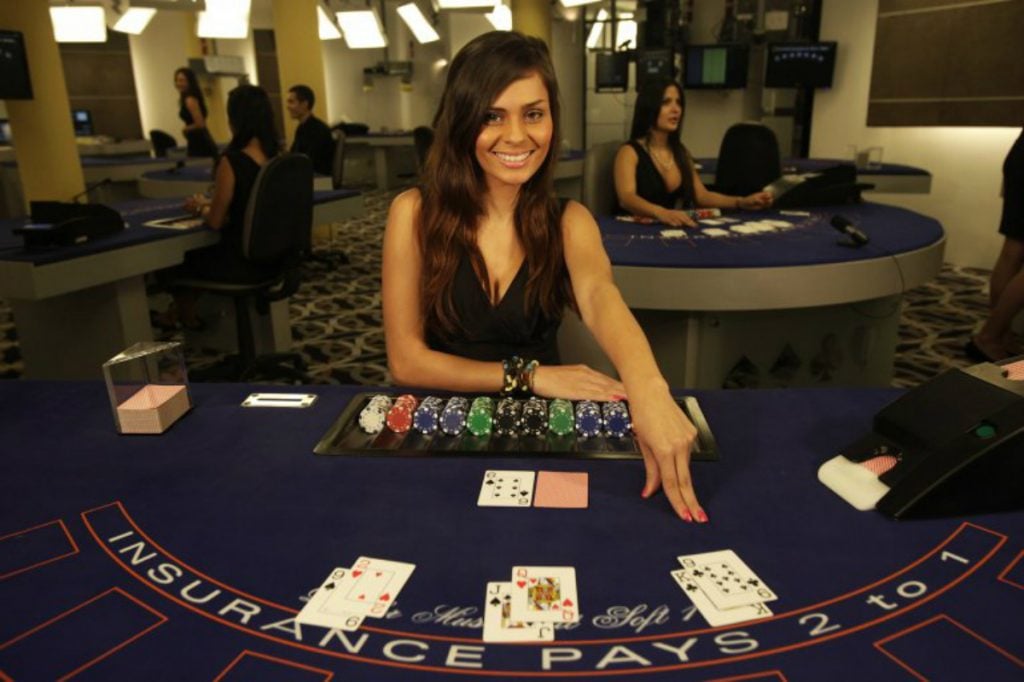 casino dealer salary 2018