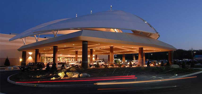 closest hotel to twin river casino