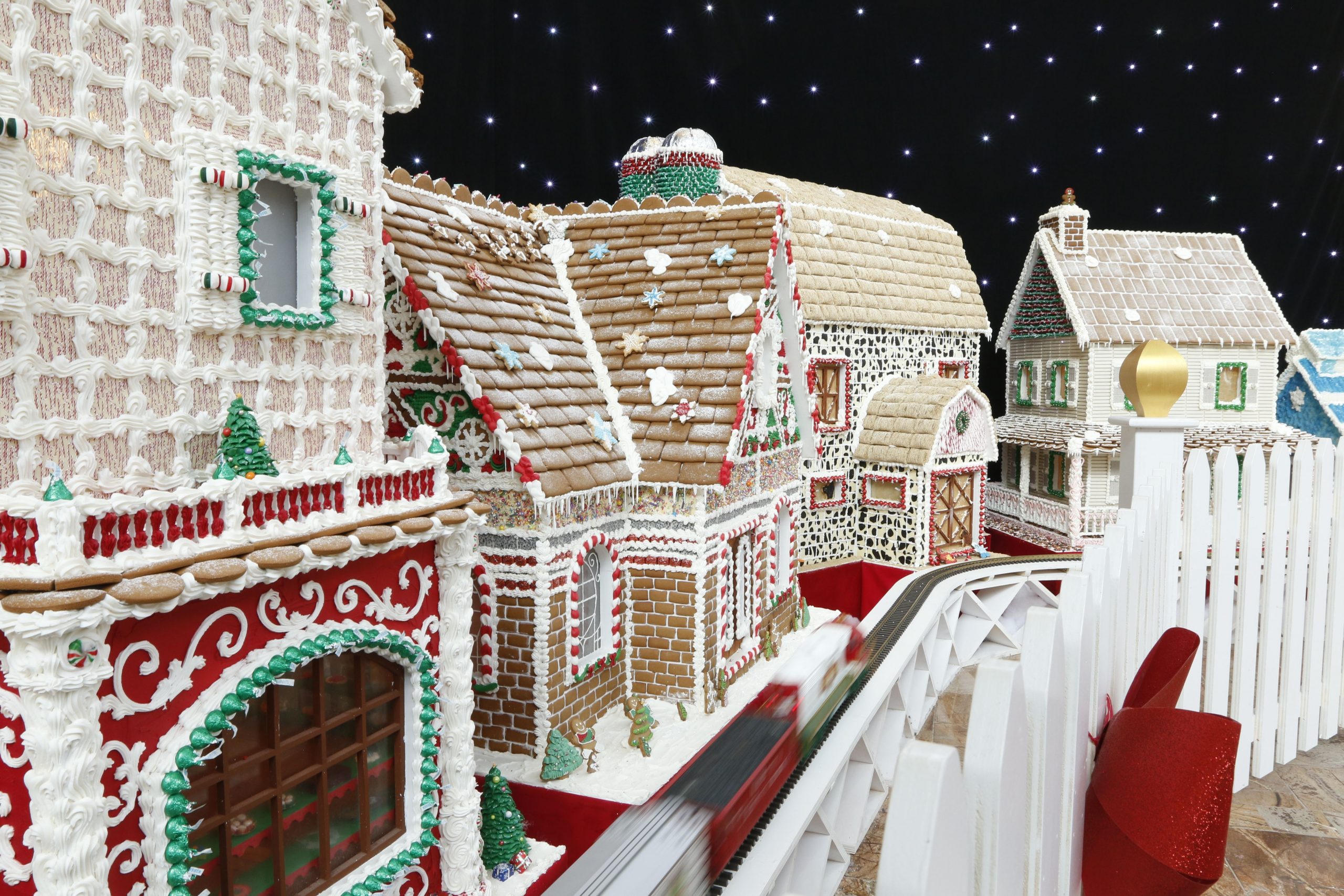 gingerbread houses at turning stone casino