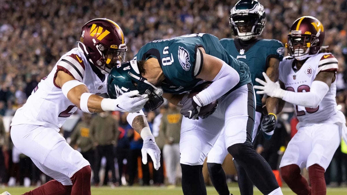 Eagles TE Dallas Goedert Heads to IR with Shoulder Injury 
