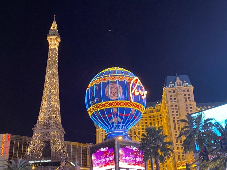 does the paris hotel in las vegas have free parking