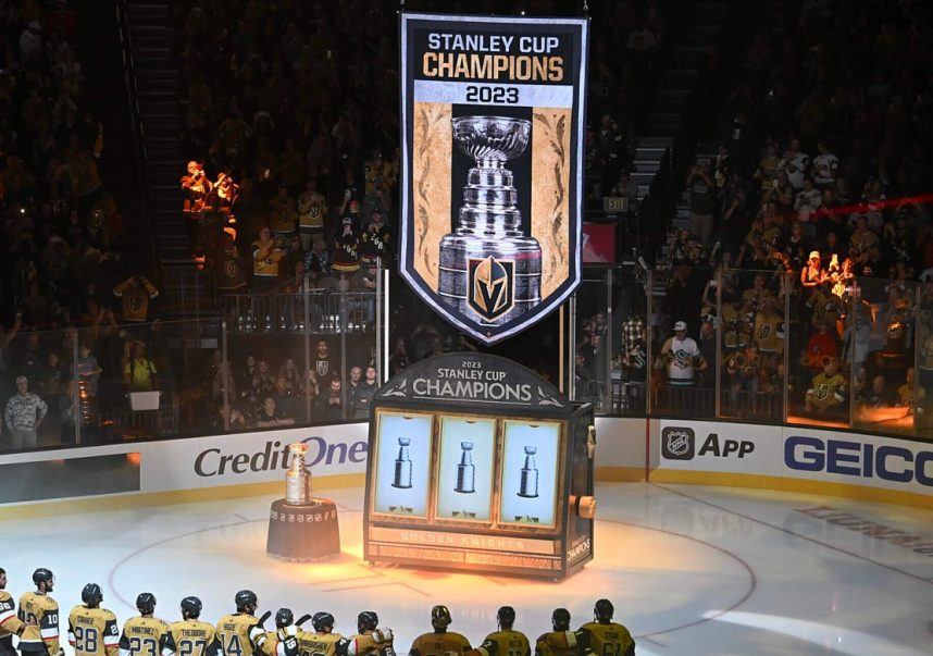 🚨 THE GOLDEN KNIGHTS RAISED A STANLEY CUP BANNER OUT OF A GIANT SLOT  MACHINE 🚨 