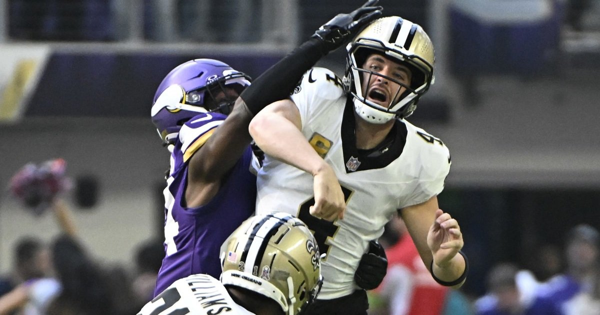 Saints Injury Update: QB Derek Carr Clears Concussion Protocol - Casino.org