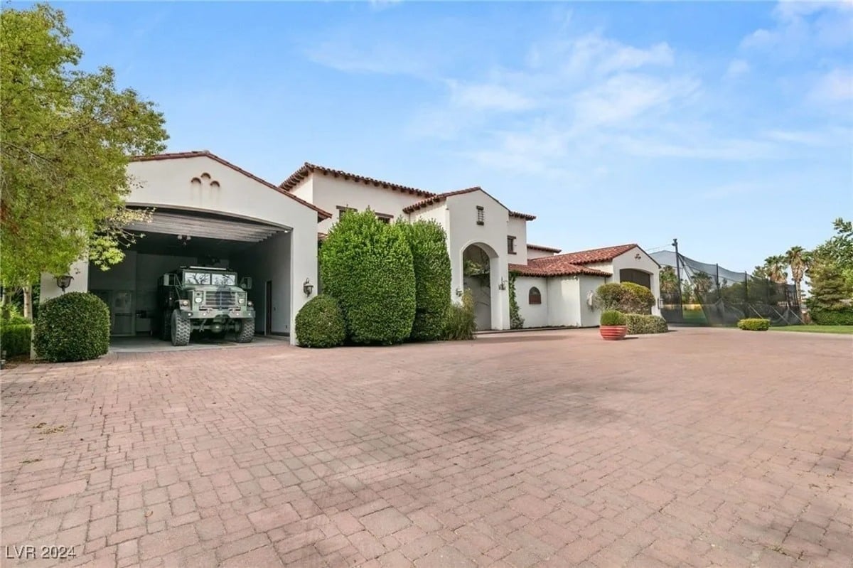 Photo of Playboy Dan Bilzerian Lists Las Vegas Mansion for $25M